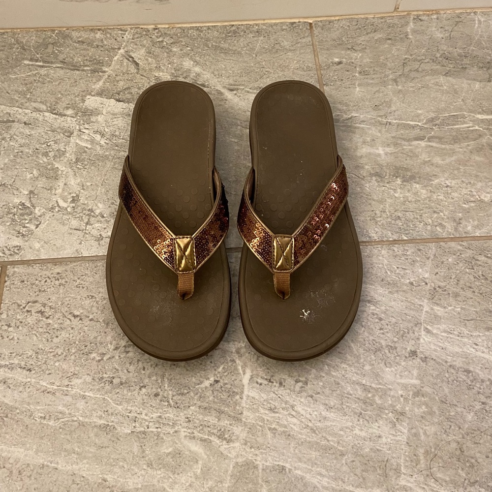 Bronze Tidseq Flip Flops